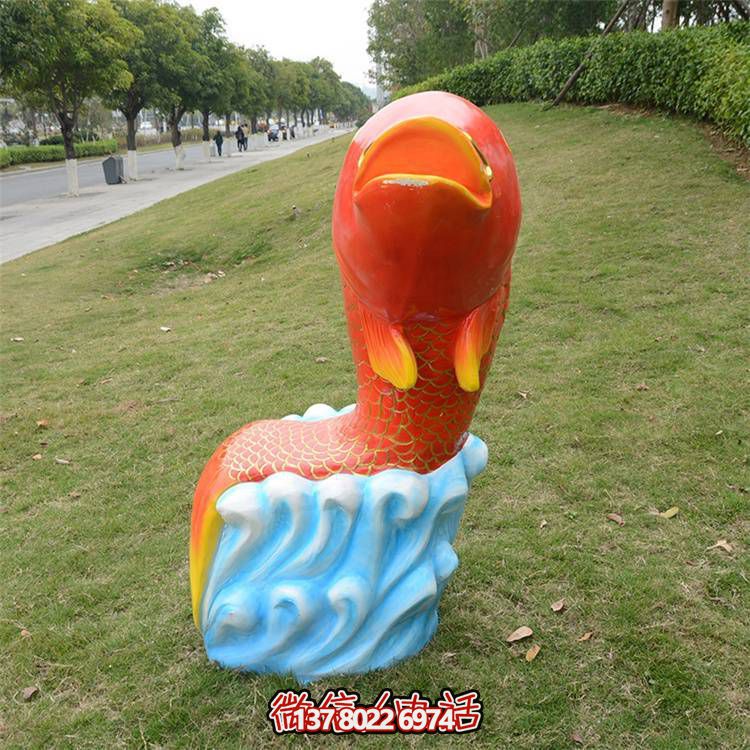 卡通玻璃鋼鯉魚雕塑，點(diǎn)綴游樂園園林