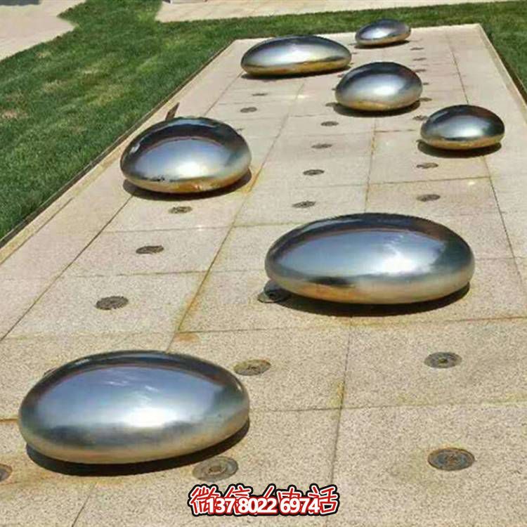 不銹鋼鏡面戶外噴泉水景擺件，以鵝卵石與雕塑裝飾