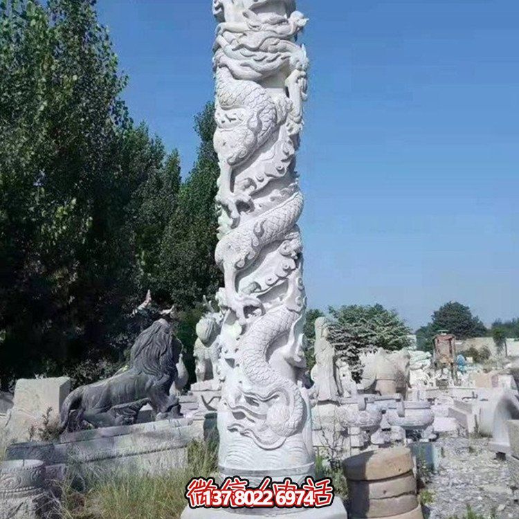 仿古石雕龍柱雕塑，為廣場增添古典魅力