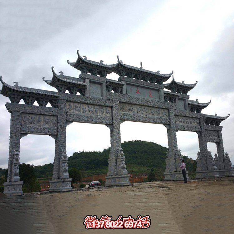 精美大型仿古青石雕刻門樓牌坊，為景區(qū)入口增添精彩