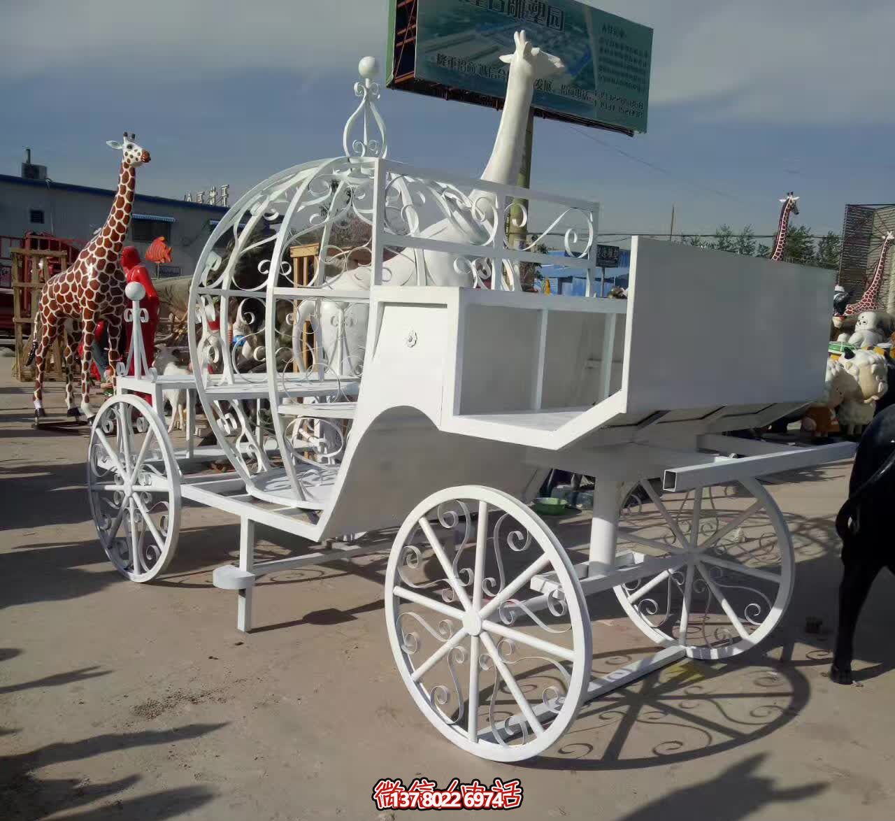 不銹鋼雕塑，精美馬車裝點(diǎn)商場戶外