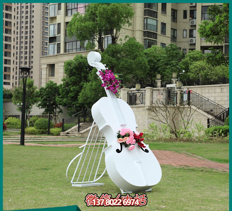 玻璃鋼雕塑，打造創(chuàng)意白色大提琴，點綴公園景區(qū)