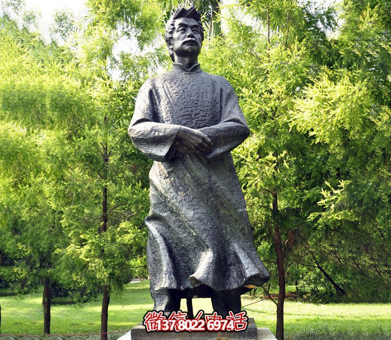 玻璃鋼魯迅人物雕塑，為公園景觀裝飾點(diǎn)綴