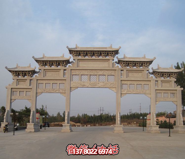 精美大型鏤空牌樓石雕，為公園廣場(chǎng)增添美麗色彩