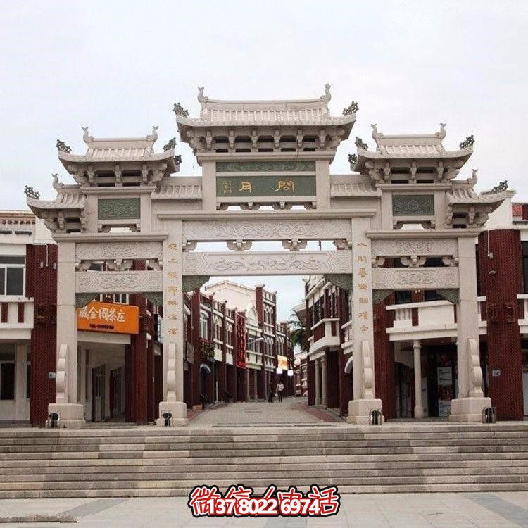 精美中式三門牌坊，裝飾大理街道