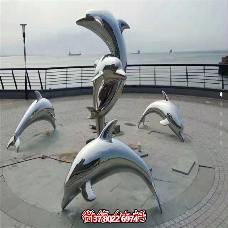 不銹鋼海豚雕塑，讓海邊的廣場更加美觀