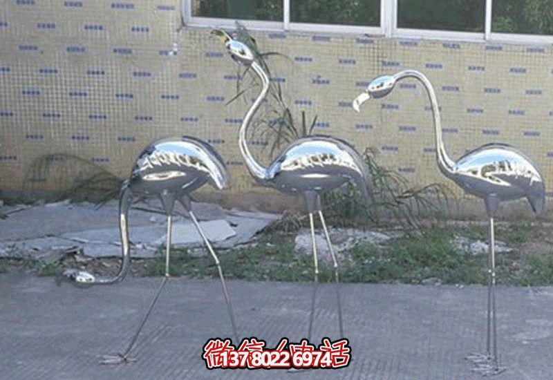 不銹鋼火烈鳥雕塑，完美擺放于室內(nèi)外庭院