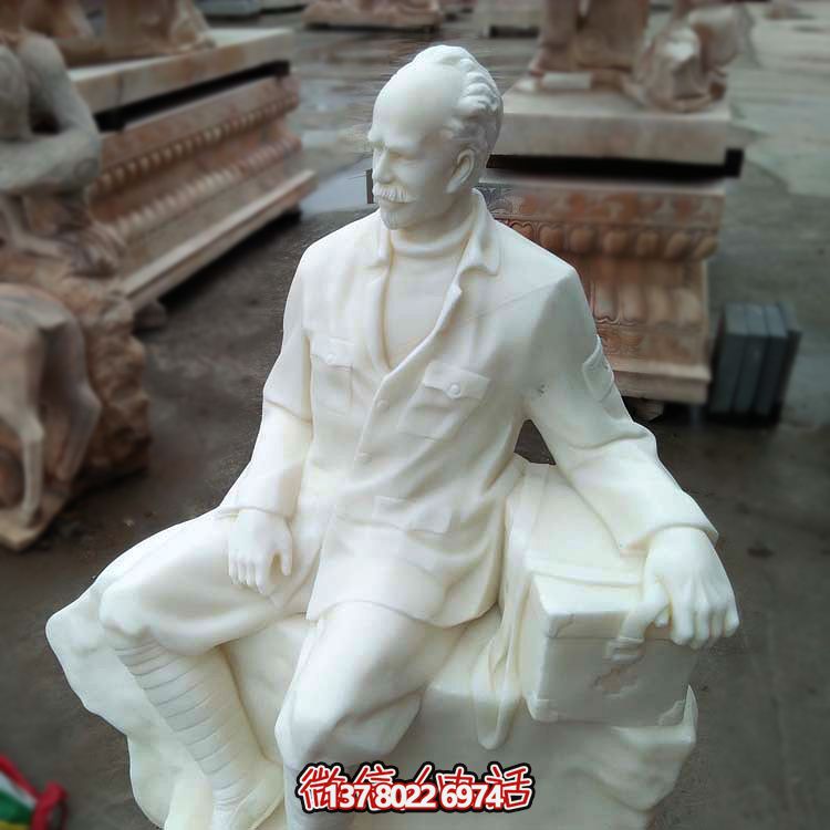 以白求恩精神為原型，漢白玉雕刻的護(hù)士坐姿雕塑